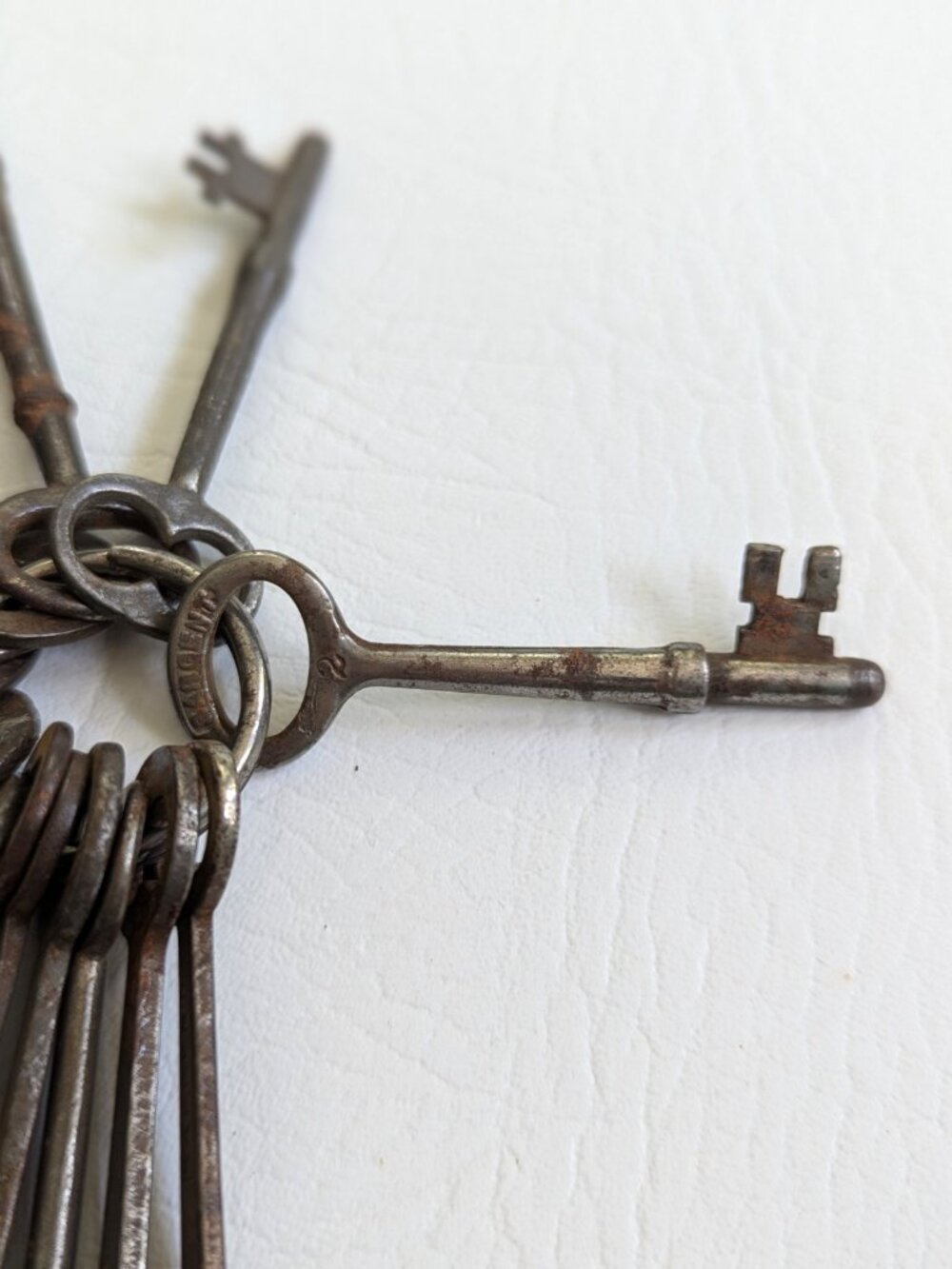 Lot of 15 Vintage And Antique Iron Skeleton Keys Sargent Corbin - Picture 3 of 6